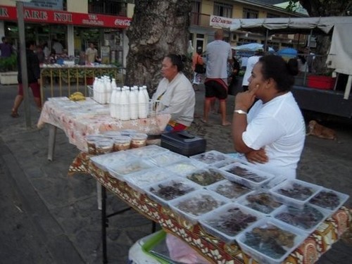 Locals selling all sorts of coconut dishes and coconut milk on Huahine © www.takingthekids.com